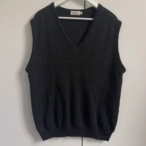 Väst - Trendig väst i en mörkgrå/svart färg. Passar perfekt för er som vill ha en lite oversized väst nu till hösten!! Det står att den är XL men jag skulle säga att den är närmare L. Funkar till både killar och tjejer. Skriv till mig om du har frågor eller vill ha fler bilder, köparen står för frakten💖💖