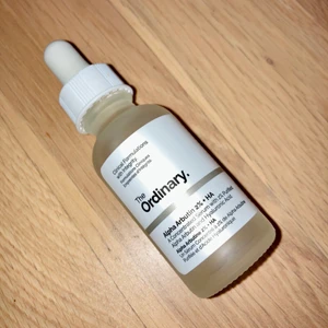 Serum - Ett serum från The Ordinary, produktnamn ”alpha arbutin 2% + HA”. 1/5 använd, skulle tippa på att 25 av 30 ml återstår. För mer information eller frågor, kontakta mig. Köparen står för frakten 💛