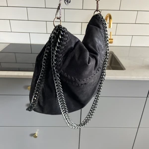 Stella väska  - Stella liknande väska. Köpt här på plick. Säljer då den inte kommer till användning tyvärr. Är i bra skick. Vid intresse hör av er privat💗 BUDA 