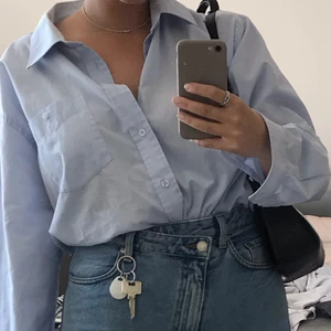 Weekday-jeans (Skew High Crossover) - Säljer dessa jeans från Weekday med sned knäppning då dom har blivit för stora för mig! Har använt dom flera gånger men skicket är fortfarande väldigt bra. (Köparen står för frakten)