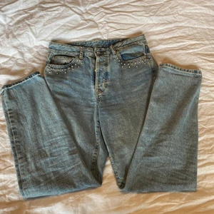 Hm   - Jag väljer att sälja dem har eftersom dem e alldeles för stora i midjan för mig,är ca 172 cm lång  perfekt i längden men jag är en 24w och dem är kanske 10 cm för stora i midjan. Jag kan gå me på att mötas up längst bort Stocholm(vi kan komma överens om ett annat ställe också) , om jag ska sicka paketet står köparen för frakt kostnad.