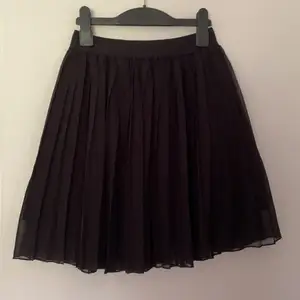 Säljer denna sååå fina kjol från NAKD! Det  är en plisserad svart kort kjol som passar så fint till nästan alla toppar! Säljer då den tyvärr inte kommer till användning. Det är storlek S men den är väldigt stretchig så skulle påstå att den passar allt från Xs till M