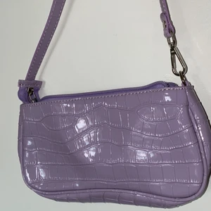 Baguett väska - Kommer ej till användning & därför säljer jag den nu. Aldrig använt den, och är i jätte bra skick.