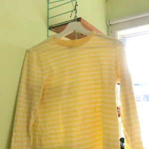 &Other Stories tröja strl XS/S - Knappt använd randig tröja från &other stories. Skönt material 