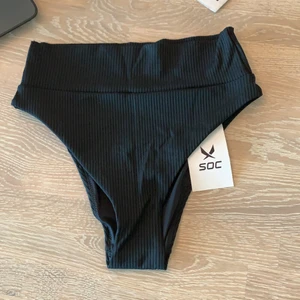 Bikini underdel  - Bikini underdel från stadium. De är högmidjade. Helt oanvända, prislappen sitter kvar. 