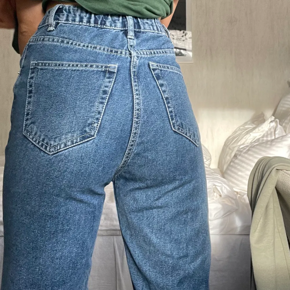 Mom jeans med elastisk midja! Något korta på mig som är 175 cm 🧡🧡. Jeans & Byxor.