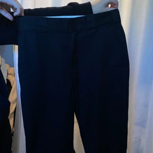 Dickies byxor - Vida Kostym/skate byxor från Dickies. Storlek W28, passar dig som är xs- m. Fickor & Dickies märke i bak. Köpt för 499kr. Skriv för mer information eller bilder ☺️