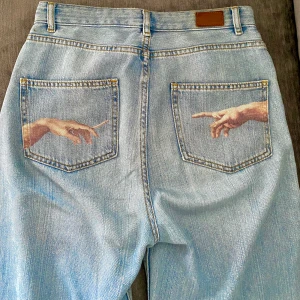 Jeans med detaljer - Så coola jeans med målade detaljer på bakfickorna!  Storlek 27/32☺️ Köpta för 800kr och säljer nu för 400. 💕