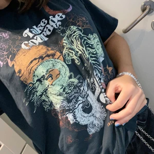 T-shirt med tryck - Plagget är från Pull&Bear och har bara används någon gång.