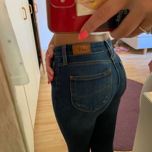 Jeans från LEE  - Mörka Jeans från märket Lee. Storlek S säljer de för de inte passar. ALDRIG ANVÄNT BUDA PRISET 