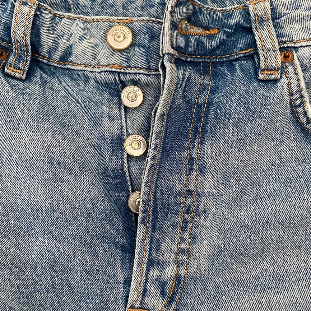 Ett par blåa jeans från hm i straightleg med hög midja. De är använda men i bra skick. Säljer på grund att de är för stora. Jeansen är i storlek 38.. Jeans & Byxor.