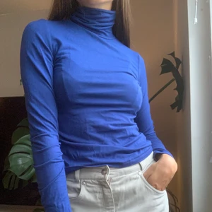 Blå polotröja - Blå polotröja från monki. Strl xs. Sparsamt använd