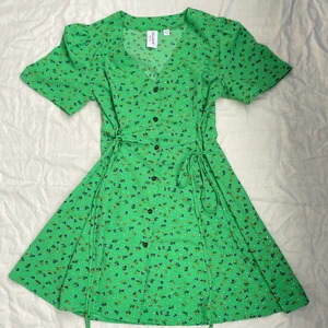 Sommrig grön klänning  - Fin grön sommrig klänning som går att dra åt om midjan! 