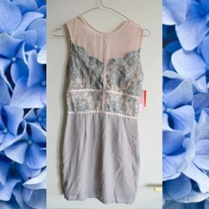 Spetsklänning - Klänning med spets och mesh detaljer. Den är ljusrosa och ljuslila/grå ifall det inte syns. Tight fit och fina detaljer 💕 lappen är fortfarande kvar 