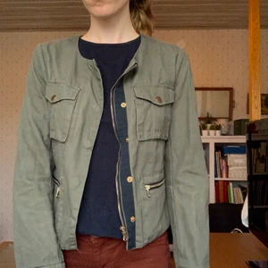 Khakifärgad jacka - Snygg khakifärgad jacka med flera fickor.