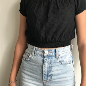 Svart crop top  - Gullig topp ifrån hm passar inte mig. Den är oanvänd. Den är inte genomskinlig som man ser på bilden💗