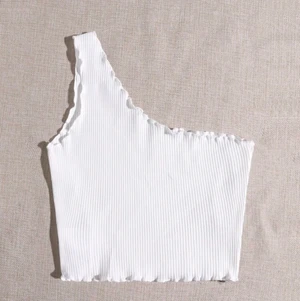 Vitt linne med ett axelband - Jättefint vitt linne, aldrig använt, tyvärr för stort för mig strl M men skulle säga att det passar L-XL, kanske även M om man inte vill att det ska sitta följsamt med kroppen