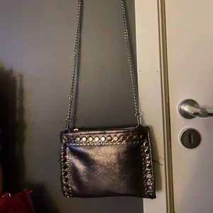 Väska från zara - Nästan oanvänd väska från zara, skriv om ni vill ha fler bilder. Frakten ingår i priset 