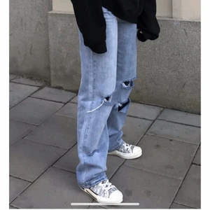 Blå jeans  - Säljer dessa jeans från SHEIN , bra material och fina men passade inte mig 