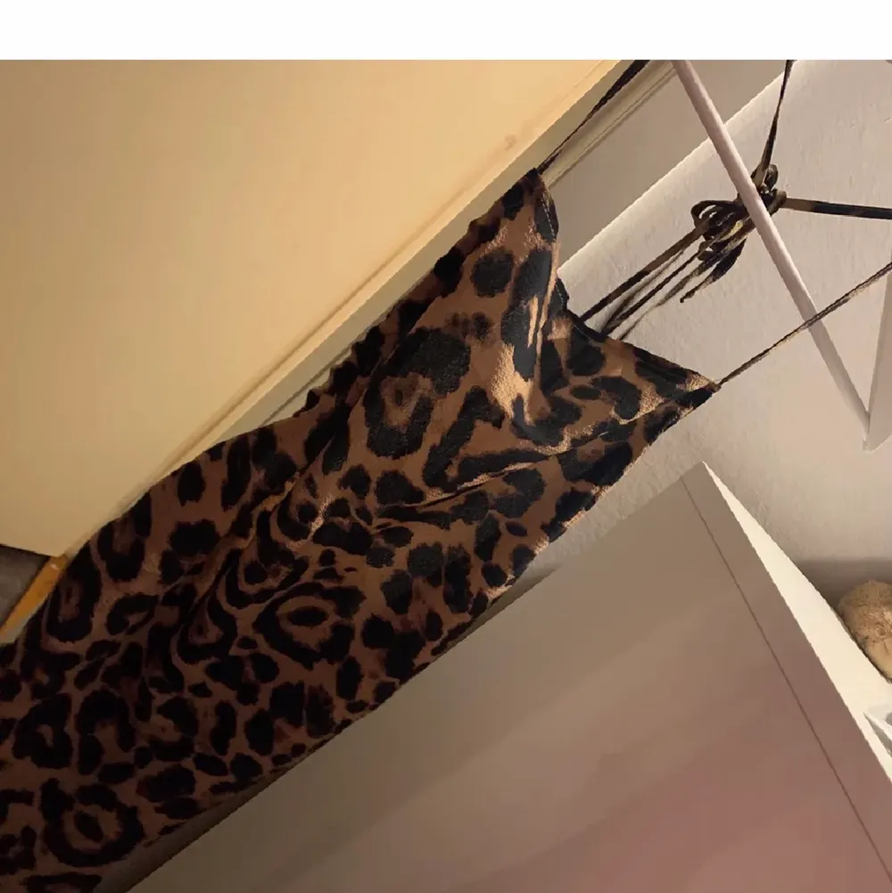 Snygg leopard klänning som är köpt från SHEIN. Säljs då den aldrig kommit till användning då den är för stor för mig! Snygga detaljer med öppen rygg. . Klänningar.