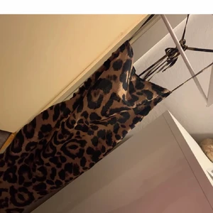 Leopard klänning - Snygg leopard klänning som är köpt från SHEIN. Säljs då den aldrig kommit till användning då den är för stor för mig! Snygga detaljer med öppen rygg. 