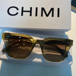 CHIMI Eyewear solglasögon  - PGA oseriös köpare så lägger jag återigen ut dessa. Säljer ett par Chimi solglasögon i modell 04, STORLEK L, färg Green.. ej använda! Kan hämtas i Örnsberg eller skickas mot fraktkostnad. Köp direkt 600kr+frakt.
