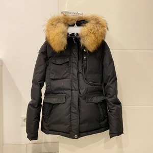 Hollies Livingo Dunjacka  - En väldigt fin jacka som använts i 2 vintrar är fortfarande i väldigt fint skick och är dessutom väldigt värmande till de kalla vinterdagarna. Bandet till ena dragkedjan är sönder dock påverkar det inte jackans funktion då fickan stängs utmärkt dessutom så syns det även inte. Den är i en S men skulle även säga att den passar en Xs. 