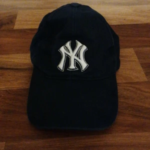 New York Major League Baseball keps. (58 - Hallå. Säljer denna ny-keps i mörkblått jeanstyg. 58cm står det på insidan. Skulle säga att det motsvarar small eller medium. Vit vävd text. Bra skick och inga fläckar. Knappt använd. Möts upp för en affär eller skickar mot betald fraktkostnad. 
