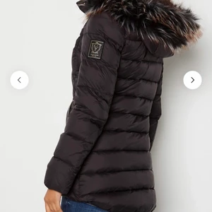 Supersnygg varm jacka - Hej! Jag säljer min supersnygga jacka från bubbelroom. Den är i stl 34 svart. Nypris 2300kr mitt pris 1500! Endast använd 5 gånger då den var för stor för mig så den är i nyskick! Inga skador eller liknande. Mycket varm och mysig! Kan fraktas om köpare står för frakten annars kan den hämtas upp i Örebro. Perfekt inför den nya säsongen😊