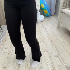 mjukis - ribbade byxor med slits, sköna att ha hemma som mjukis. storlek s