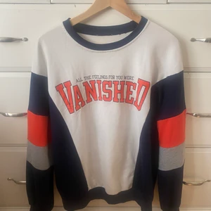 Fin oversized sweatshirt - Lappen på tröjan är tyvärr borta men den är i en storlek M. Den är i ett skönt och tunnare material. Köparen står för frakten och skriv ifall ni har frågor 