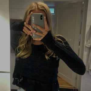 Stickad tröja från Hollister - Jättesöt, stickad, mörkblå topp från Hollister med spets nertill. Inga tydliga ”brand”-märken utanpå vilket jag gillar😄 Långa ärmar, mer åt det blåa hållet än vad den ser ut som på bilderna. Sparsamt använd, passar xs-m💙 hör av er för fler bilder/frågor