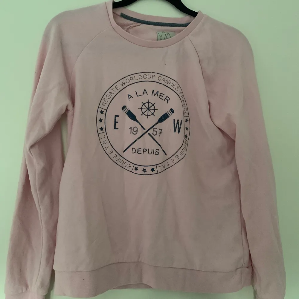 Säljer denna fina Sweatshirten i storlek XS för 100kr då den inte kommer till användning 🌸🤍 . Tröjor & Koftor.
