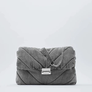 zara väska  - grå zara väska perfekt att ha till skolan🌙 i princip oanvänd så väldigt bra skick<3 köp direkt för 450kr