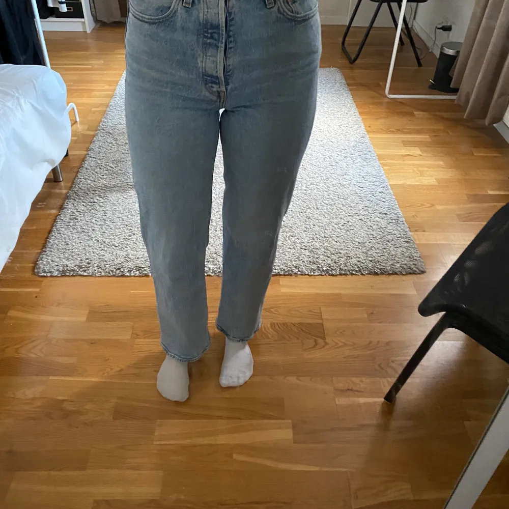 Nästan oanvända Levi’s jeans, strl 28 i modellen ribcage straight har vanligtvis mellan 36/38 och är 1,63 cm, frakt INDÄKNAD. Jeans & Byxor.