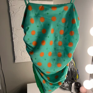 Topp från zara  - Snygg ”scarf-topp” från Zara i storlek S. Reglerbara band och stretchigt material i ryggen🥰 helt ny med lapparna kvar