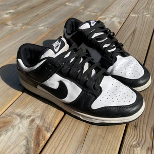 Dunk low black white - Hej, säljer ett par dunks low black white, skriv vid intresse, köp direkt 2200kr, men tar även bud från 1800kr, box följer med dock lite skadad, kan nekas