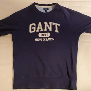 Vintage gant sweatshirt  - Storlek herr M men ganska liten i passformen. Fint skick dock har printen spruckit lite men det syns inte från håll (se bild 2)