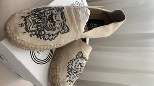 🌸Kenzo sandaler. Kommer inte till användning längre. Dom är äkta och köptes på room 1006 på Emporia i Malmö. Storlek 37!!💓✨✨✨ priset kan alltid diskuteras 
