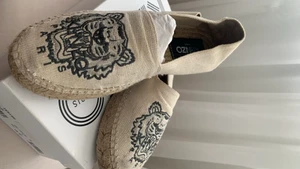 Kenzo espadrillos - 🌸Kenzo sandaler. Kommer inte till användning längre. Dom är äkta och köptes på room 1006 på Emporia i Malmö. Storlek 37!!💓✨✨✨ priset kan alltid diskuteras 