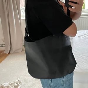 Väska - Skitsnygg basic väska!! Aldrig använd. Säljer pga har redan en in princip likadan..🌸💕