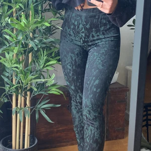 Coola gröna byxor 🖤💚 - Dessa skitcoola gröna byxorna är i storlek 34 och sitter tight på kroppen. Dom är från secondhand och jag har aldrig använt dom. Dock ser dom helt nya ut! 