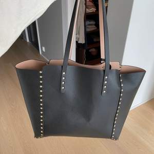 Stor och rymlig väska från Zara med snygga detaljer. Den är helt oanvänd så den är i bra skick🌟 Det tillhör även en liten mindre väska i som går att ta bort💖 Skriv om du undrar något eller är intresserad❣️