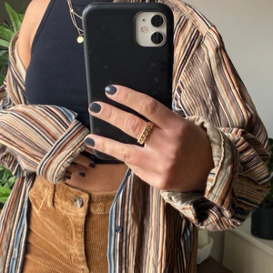 Hugo Boss Manchester skjorta 🖤🤎🤍🧡 - En Manchester skjorta från Hugo Boss! Skitcool och skön. I storlek L :) ny pris 1000 mitt pris 250 använt fåtal gånger då den är lite stor på mig som är XS