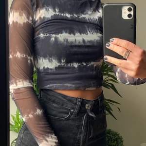 Tunn svartvit långärmad 🖤🤍 - Denna superfina långärmade är väldigt tunn så jag skulle rekommendera ett linne under denna<3 den är köpt på secondhand men tror denna är från HM från början! Knappt använt och är i bra skick ! 