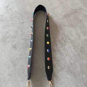 Väskband  - Super coolt band till väska som tyvärr inte kommer till andvändning, aldrig använd. Frakt tillkommer 