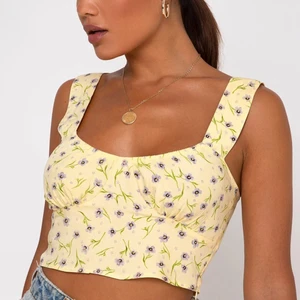 Söt gul topp med blommor  - Toppen är köpt på nelly för ca 1 månad sedan men den var lite för liten för mig tyvärr. Har använt den 1 gång. 