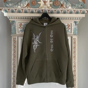 SÖKER - Söker en one of one zip up hoodie i denna modellen! Helst grön eller grå! Hör av dig om du säljer, kan betala bra 