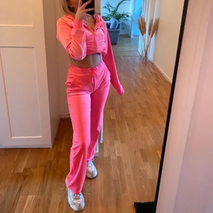 Juicy couture sett  - Säljer detta fina fina juicy couture sett då de inte används. De är endast använt ett fåtal gånger och alla stenar sitter kvar. Säljer de väldigt billigt då de kostar 1800kr nytt