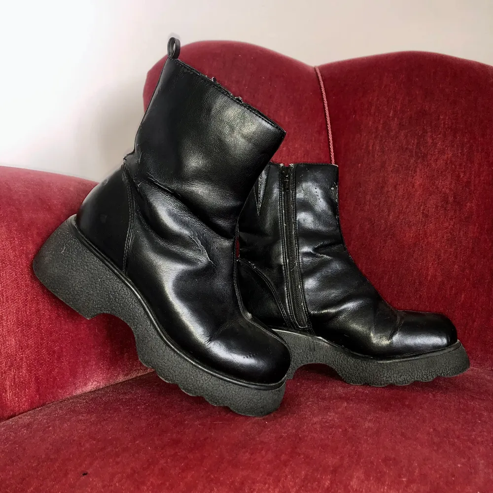 Ascoola svarta vintage platform boots i skinnimitation från märket Vox. Lätt fodrade. De har skador och skavanker, därav priset. Storlek 37 men passar bra på mig som för det mesta har storlek 38.❗️Köparen står för frakten❗️Skriv om du har några frågor🌸. Skor.